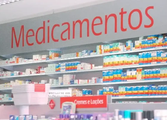 Área de medicamentos de uma farmácia