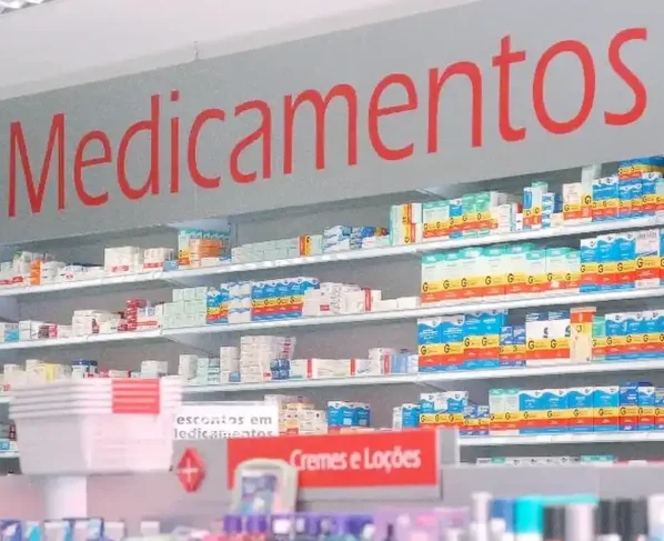 Área de medicamentos de uma farmácia