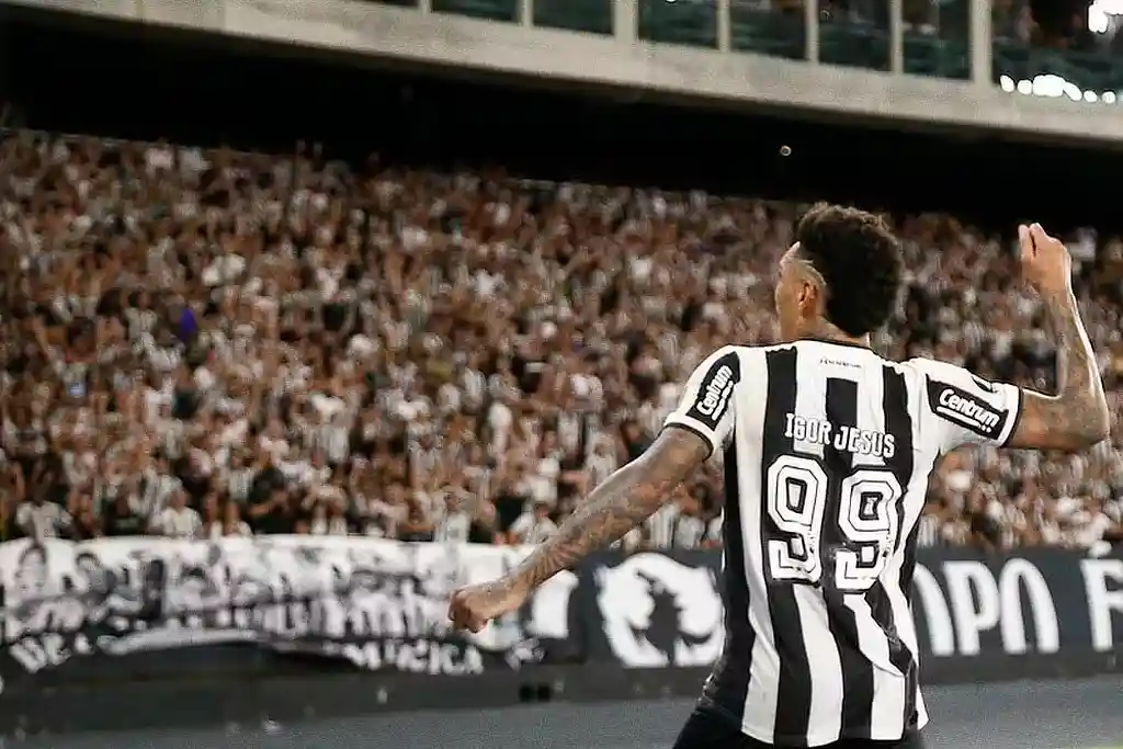 Atacante Igor de Jesus comemora gol pelo Botafogo