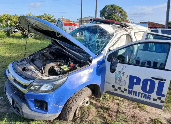 Viatura da PM capota em Aracaju