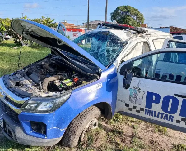 Viatura da PM capota em Aracaju