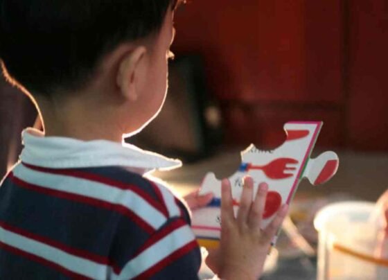 Criança com Transtorno do Espectro Autista (TEA)