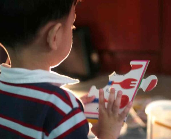 Criança com Transtorno do Espectro Autista (TEA)
