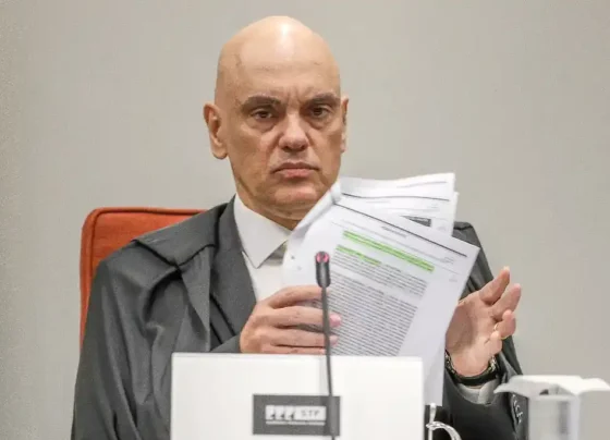 Ministro do Supremo Tribunal Federal (STF) Alexandre de Moraes com documentos em mãos. Brasília (DF), 10/06/2025