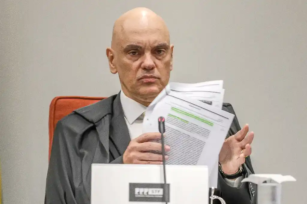 Ministro do Supremo Tribunal Federal (STF) Alexandre de Moraes com documentos em mãos. Brasília (DF), 10/06/2025