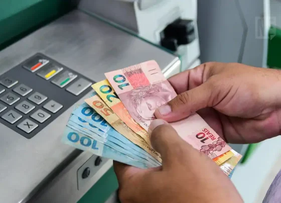 Dinheiro sacado do caixa eletrônico