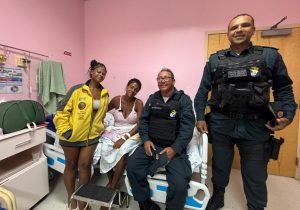 Policiais militares auxiliam mulher em trabalho de parto durante bloco