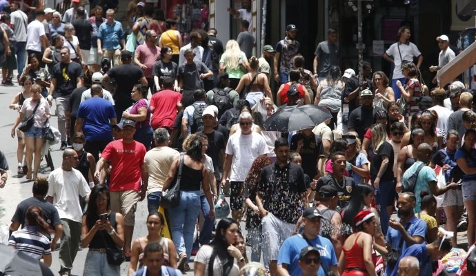 População brasileira chega a 213,4 milhões em julho de 2025